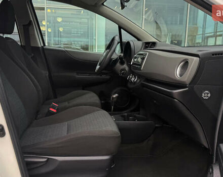 Белый Тойота Ярис, объемом двигателя 1.3 л и пробегом 69 тыс. км за 9600 $, фото 5 на Automoto.ua