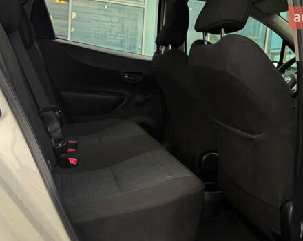 Белый Тойота Ярис, объемом двигателя 1.3 л и пробегом 69 тыс. км за 9600 $, фото 6 на Automoto.ua