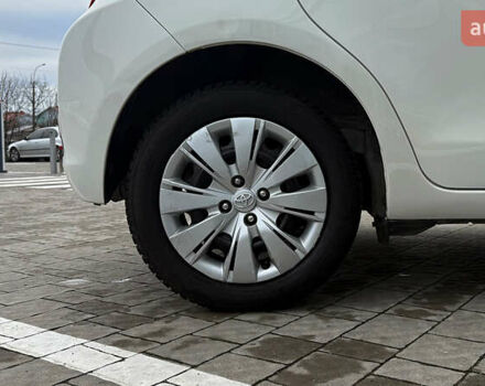 Белый Тойота Ярис, объемом двигателя 1.3 л и пробегом 69 тыс. км за 9600 $, фото 15 на Automoto.ua