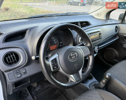 Белый Тойота Ярис, объемом двигателя 1 л и пробегом 249 тыс. км за 5600 $, фото 15 на Automoto.ua