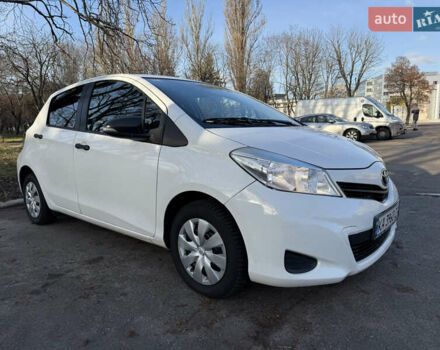 Белый Тойота Ярис, объемом двигателя 1 л и пробегом 249 тыс. км за 5600 $, фото 2 на Automoto.ua