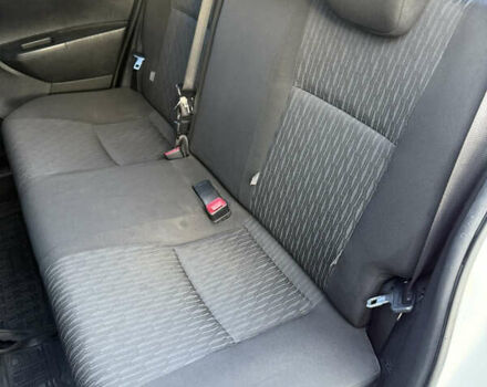 Белый Тойота Ярис, объемом двигателя 1 л и пробегом 249 тыс. км за 5600 $, фото 25 на Automoto.ua