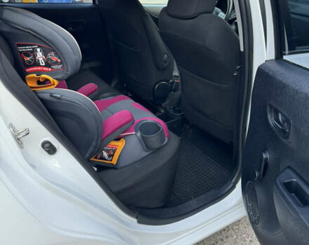 Тойота Ярис 2012 в Киеве на Automoto.ua Белый Тойота Ярис, объемом двигателя 1.3 л и пробегом 96 тыс. км за 11000 $, фото 11 на Automoto.ua