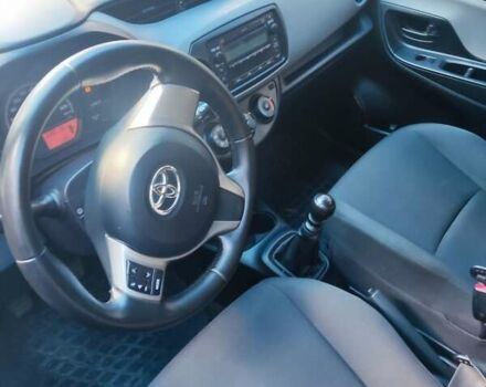 Белый Тойота Ярис, объемом двигателя 1.33 л и пробегом 244 тыс. км за 7000 $, фото 5 на Automoto.ua