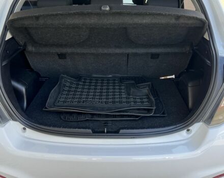 Белый Тойота Ярис, объемом двигателя 1.5 л и пробегом 155 тыс. км за 11700 $, фото 12 на Automoto.ua