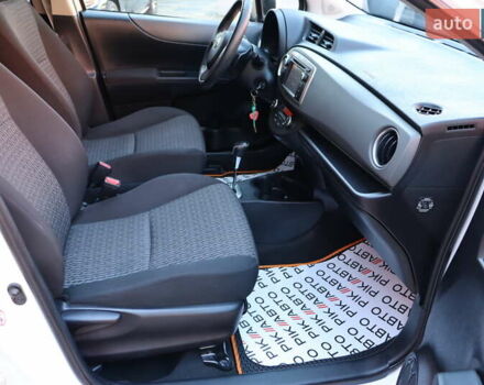 Белый Тойота Ярис, объемом двигателя 1.33 л и пробегом 96 тыс. км за 12400 $, фото 31 на Automoto.ua