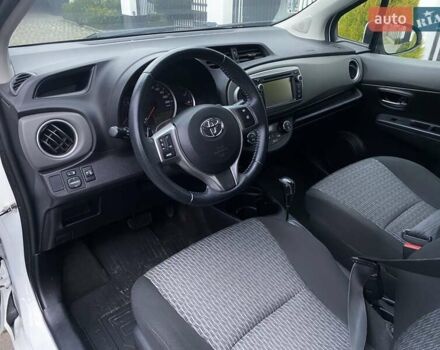 Білий Тойота Яріс, об'ємом двигуна 1.33 л та пробігом 64 тис. км за 13500 $, фото 9 на Automoto.ua