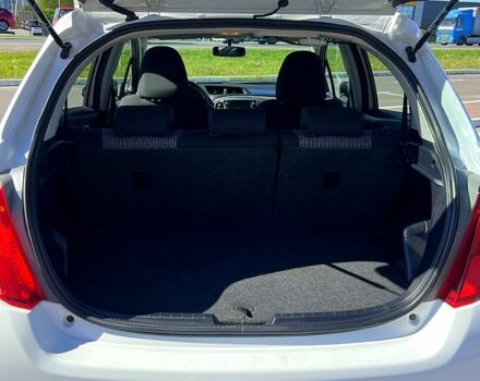 Белый Тойота Ярис, объемом двигателя 1.3 л и пробегом 96 тыс. км за 11700 $, фото 4 на Automoto.ua