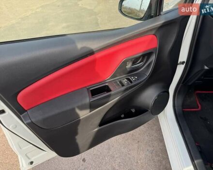 Білий Тойота Яріс, об'ємом двигуна 1.33 л та пробігом 125 тис. км за 12500 $, фото 5 на Automoto.ua