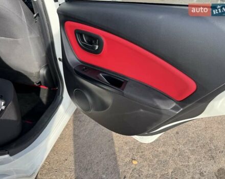 Білий Тойота Яріс, об'ємом двигуна 1.33 л та пробігом 125 тис. км за 12500 $, фото 7 на Automoto.ua