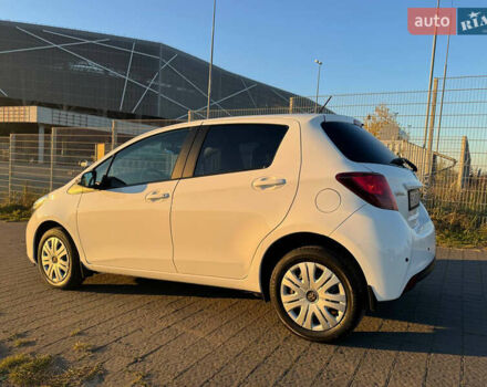 Білий Тойота Яріс, об'ємом двигуна 1.33 л та пробігом 75 тис. км за 11300 $, фото 3 на Automoto.ua