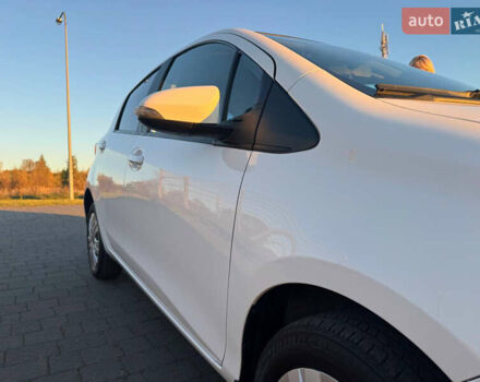 Білий Тойота Яріс, об'ємом двигуна 1.33 л та пробігом 75 тис. км за 11300 $, фото 5 на Automoto.ua