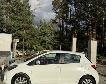 Белый Тойота Ярис, объемом двигателя 1.3 л и пробегом 156 тыс. км за 11000 $, фото 3 на Automoto.ua