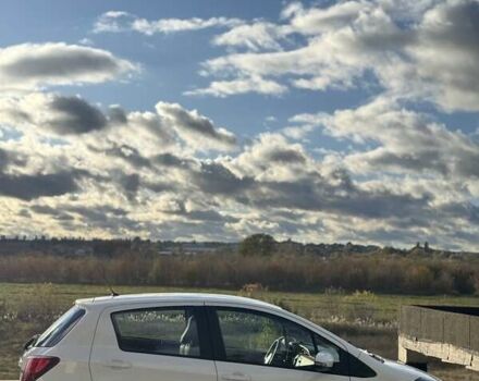 Белый Тойота Ярис, объемом двигателя 1.3 л и пробегом 156 тыс. км за 11000 $, фото 7 на Automoto.ua