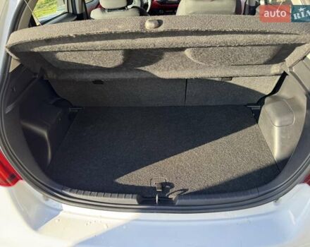 Белый Тойота Ярис, объемом двигателя 1.3 л и пробегом 156 тыс. км за 11000 $, фото 10 на Automoto.ua