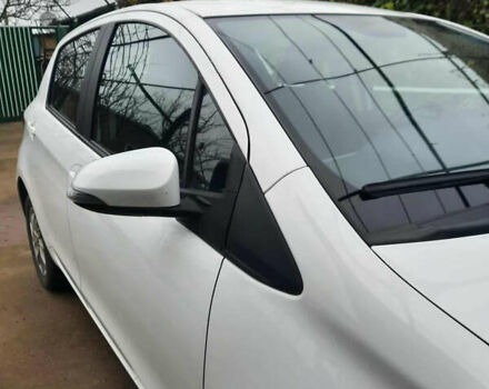 Белый Тойота Ярис, объемом двигателя 1.33 л и пробегом 61 тыс. км за 12000 $, фото 2 на Automoto.ua