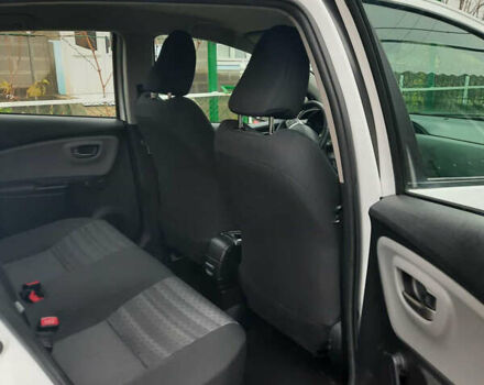 Белый Тойота Ярис, объемом двигателя 1.33 л и пробегом 61 тыс. км за 12000 $, фото 5 на Automoto.ua