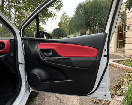 Белый Тойота Ярис, объемом двигателя 1.33 л и пробегом 92 тыс. км за 13600 $, фото 9 на Automoto.ua