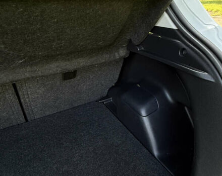 Белый Тойота Ярис, объемом двигателя 1 л и пробегом 68 тыс. км за 9200 $, фото 2 на Automoto.ua