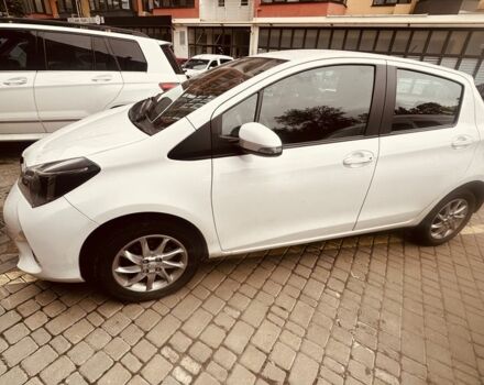 Белый Тойота Ярис, объемом двигателя 1.3 л и пробегом 64 тыс. км за 12000 $, фото 1 на Automoto.ua