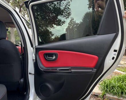 Белый Тойота Ярис, объемом двигателя 1.33 л и пробегом 92 тыс. км за 13600 $, фото 10 на Automoto.ua