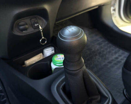 Белый Тойота Ярис, объемом двигателя 1 л и пробегом 68 тыс. км за 9200 $, фото 21 на Automoto.ua