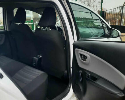 Белый Тойота Ярис, объемом двигателя 1.33 л и пробегом 61 тыс. км за 12000 $, фото 6 на Automoto.ua