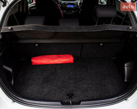 Белый Тойота Ярис, объемом двигателя 1.5 л и пробегом 112 тыс. км за 14900 $, фото 58 на Automoto.ua