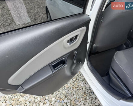 Белый Тойота Ярис, объемом двигателя 1.5 л и пробегом 165 тыс. км за 14990 $, фото 40 на Automoto.ua