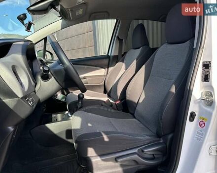 Білий Тойота Яріс, об'ємом двигуна 1 л та пробігом 59 тис. км за 9850 $, фото 22 на Automoto.ua