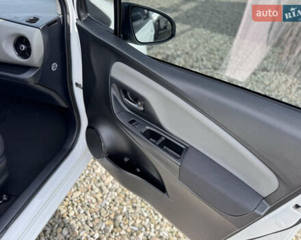 Белый Тойота Ярис, объемом двигателя 1.5 л и пробегом 165 тыс. км за 14990 $, фото 48 на Automoto.ua