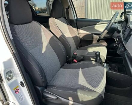 Білий Тойота Яріс, об'ємом двигуна 1 л та пробігом 59 тис. км за 9850 $, фото 21 на Automoto.ua