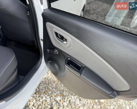 Белый Тойота Ярис, объемом двигателя 1.5 л и пробегом 165 тыс. км за 14990 $, фото 45 на Automoto.ua