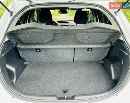 Тойота Яріс 2020 у Ромнах на Automoto.ua Білий Тойота Яріс, об'ємом двигуна 1.5 л та пробігом 37 тис. км за 15500 $, фото 15 на Automoto.ua