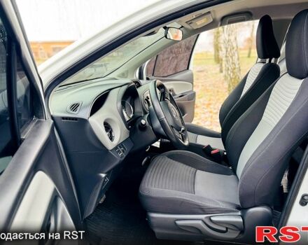 Тойота Яріс 2020 у Лохвице на Automoto.ua Білий Тойота Яріс, об'ємом двигуна 1.5 л та пробігом 23 тис. км за 16500 $, фото 6 на Automoto.ua