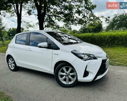 Тойота Яріс 2020 у Ромнах на Automoto.ua Білий Тойота Яріс, об'ємом двигуна 1.5 л та пробігом 37 тис. км за 15500 $, фото 2 на Automoto.ua