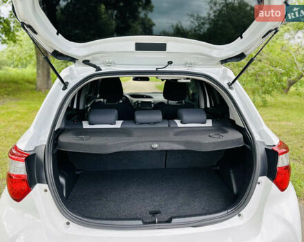 Тойота Яріс 2020 у Ромнах на Automoto.ua Білий Тойота Яріс, об'ємом двигуна 1.5 л та пробігом 37 тис. км за 15500 $, фото 16 на Automoto.ua