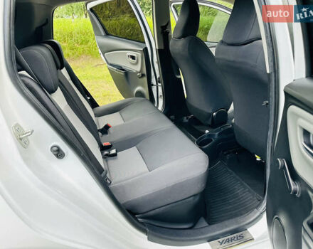 Тойота Яріс 2020 у Ромнах на Automoto.ua Білий Тойота Яріс, об'ємом двигуна 1.5 л та пробігом 37 тис. км за 15500 $, фото 12 на Automoto.ua