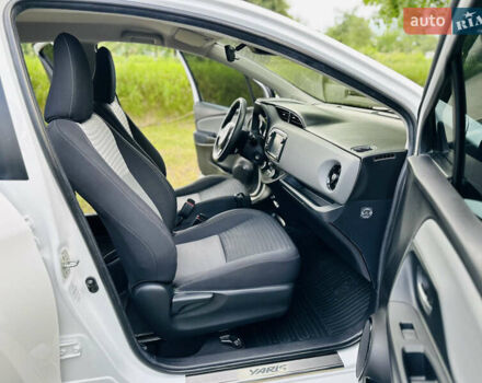 Тойота Яріс 2020 у Ромнах на Automoto.ua Білий Тойота Яріс, об'ємом двигуна 1.5 л та пробігом 37 тис. км за 15500 $, фото 11 на Automoto.ua