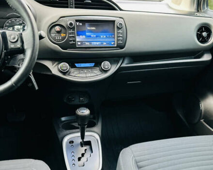 Тойота Яріс 2020 у Ромнах на Automoto.ua Білий Тойота Яріс, об'ємом двигуна 1.5 л та пробігом 37 тис. км за 15500 $, фото 9 на Automoto.ua