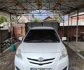 Белый Тойота Ярис, объемом двигателя 1.3 л и пробегом 120 тыс. км за 6500 $, фото 1 на Automoto.ua