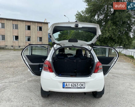 Белый Тойота Ярис, объемом двигателя 1.33 л и пробегом 150 тыс. км за 9200 $, фото 3 на Automoto.ua