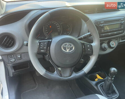 Белый Тойота Ярис, объемом двигателя 1.36 л и пробегом 86 тыс. км за 8300 $, фото 27 на Automoto.ua