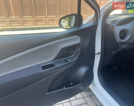 Белый Тойота Ярис, объемом двигателя 1.36 л и пробегом 86 тыс. км за 8300 $, фото 33 на Automoto.ua