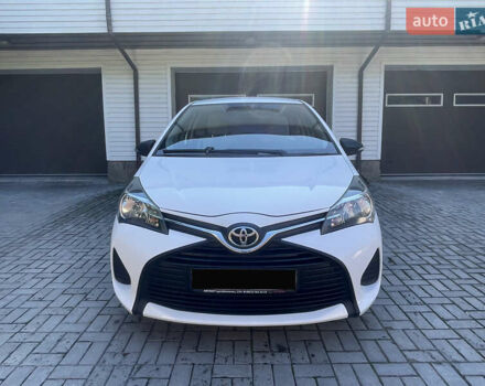 Белый Тойота Ярис, объемом двигателя 1.36 л и пробегом 86 тыс. км за 8300 $, фото 2 на Automoto.ua