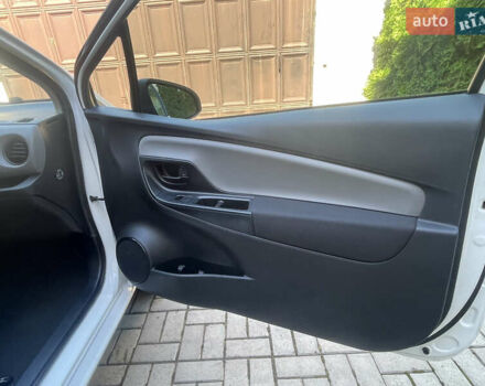 Белый Тойота Ярис, объемом двигателя 1.36 л и пробегом 86 тыс. км за 8300 $, фото 36 на Automoto.ua