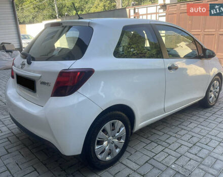 Белый Тойота Ярис, объемом двигателя 1.36 л и пробегом 86 тыс. км за 8300 $, фото 14 на Automoto.ua