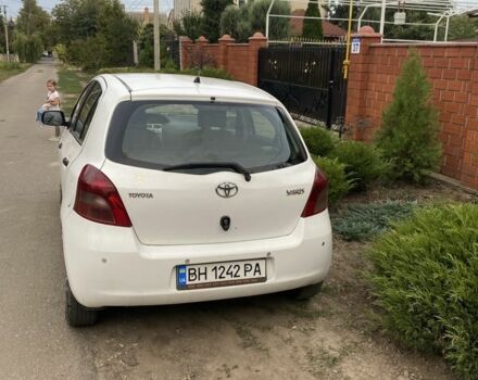 Белый Тойота Ярис, объемом двигателя 1 л и пробегом 205 тыс. км за 2900 $, фото 2 на Automoto.ua
