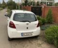 Белый Тойота Ярис, объемом двигателя 1 л и пробегом 205 тыс. км за 2900 $, фото 2 на Automoto.ua