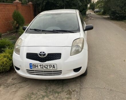 Белый Тойота Ярис, объемом двигателя 1 л и пробегом 205 тыс. км за 2900 $, фото 1 на Automoto.ua